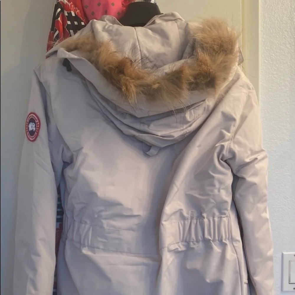 BRAND NEW never worn Canada goose parka. Size smal